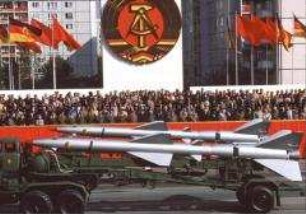 Parade zum 35. Jahrestag der DDR auf der Karl-Marx-Allee