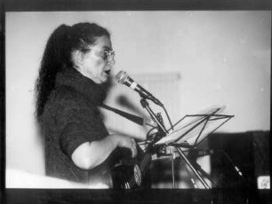 Bettina Wegner : Bettina Wegner (geb. 1947; Liedermacherin, Lyrikerin), singend mit Gitarre