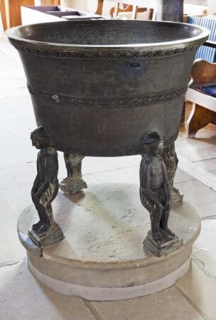 Bronzener Taufkessel mit vier Trägerfiguren