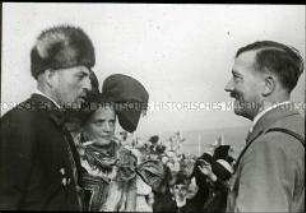 Adolf Hitler im Gespräch mit Paar in Tracht