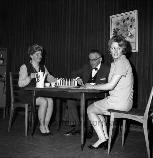 Hotel Oldesloer Hof: Hamburger Straße: Saal: Lustspiel "Die alte Kommode" Aufführung der Oldesloer Bühne e.V.: Bühne: Szenenbild: Rudi Niebisch als Bürgermeister Gerhard, Hannelore Thomsen als Braut, Herta Barth als Brautmutter
