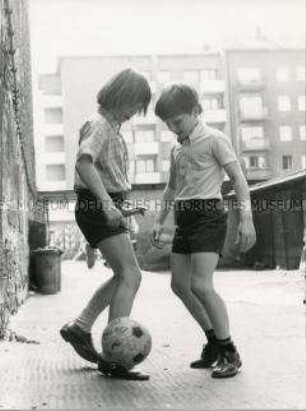 Jungs spielen Fussball