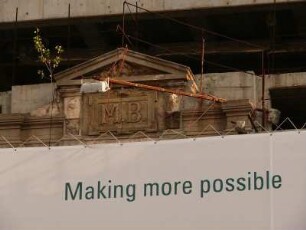 Vor einem desolaten Haus im Stadtzentrum hängt ein Plakat mit sinnreicher englischer Aufschrift, April 2007