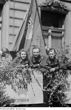 Gruppenporträt von FDJ-Mitgliedern