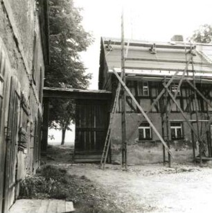 Niederalbertsdorf, Dorfstraße 102. Vierseithof (1. H. 18. Jh. / 19. Jh.). Wohnstallhaus. Hofansicht mit Hofdurchfahrt