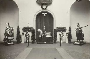 Johanneum, Historisches Museum. Turnierausstellung im Lichthof : Johanneum, Lichthof. Historisches Museum. Pfeffenhauser-Harnisch Kurfürst Christians I. (Mitte)