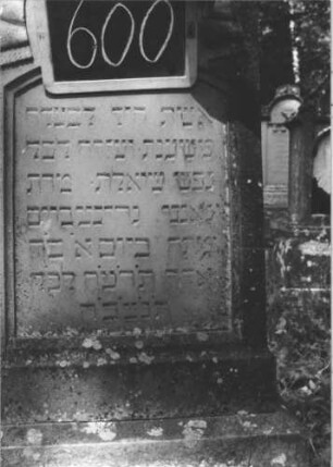 Grabstein 600 (Index: 99895340) Material: Sandstein Zustand: gut, Sockel verwittert Maße HxBxT: 142x47x17 cm Beschreibung: Stele mit Konvexbogenabschluss; Sockel Symbolik: geknickte Rose, Girlande mit Bändern: Grabstein 600 (2)