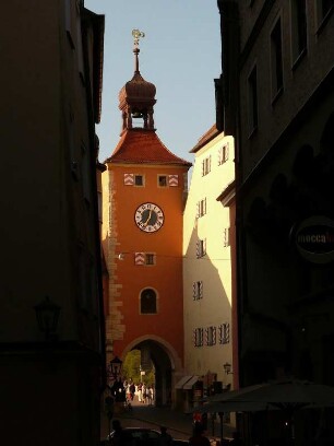 Durchblick zum historischen Brückenturm