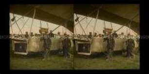 Mannschaft an der Gondel des Zeppelins, Landestelle bei Biberach