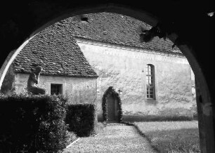 Dattingen: Durchblick durch Bogen zum Kircheneingang