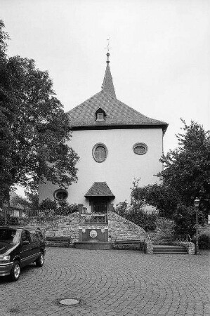 Ev. Kirche mit Kirchhof; Wehrheim, Hauptstraße 10