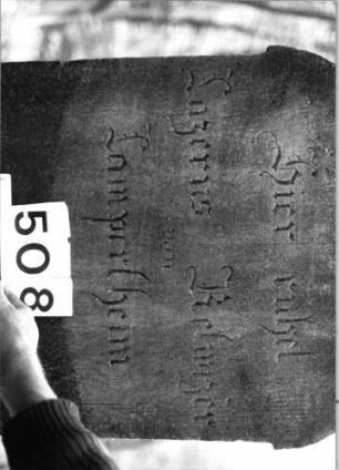 Grabstein 508 (Index: 99803846) Material: Sandstein Zustand: gut Maße HxBxT: 0x0x0 cm Beschreibung: Stele mit verdachtem Segmentbogen, profiliertem Rand, Giebelfeld Besonderheit: Endreim: Grabstein 508 (Detailaufnahme 3)
