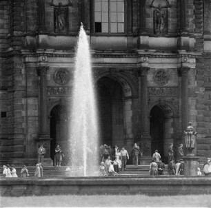 Dresden-Altstadt. Blick über den Zwingerhof zur Gemäldegalerie (1847-1855; G. Semper)