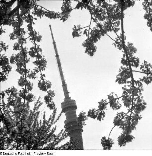 Dresden-Wachwitz. Fernsehturm (1964-1969; K. Nowotny, H. Rühle, J. Braune; monolithischer Stahlbetonmast, H. gesamt 252 m)