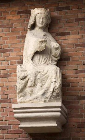 Maria und eine Königsfigur
