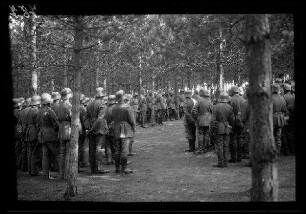 "Marcy-Lager" (?) bei Saint-Quentin (Dep. Aisne, Frankreich): Soldatengruppen mit Sturmhelm in einem Wald (Nahaufnahme, Rückansicht)
