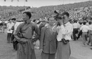 Eröffnung der III. Weltfestspiele der Jugend und Studenten im Walter Ulbricht-Stadion in Berlin : Teilnehmer der Weltfestspiele beim Filmen