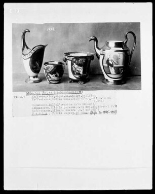 Kaffeeservice, sog. Solitaire, hellblau, Kaffeekanne mit L'orgueil, Rahmkanne mit L'avarice, Zuckerdose mit La rarasse, Kaffeekanne mit Le luxure