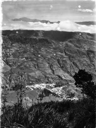 Sorata Tal : Berglandschaft mit Tal und Vegetation