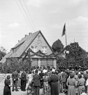 Lütjensee: Amtsfeuerwehrfest: Einweihung des Feuerwehrgerätehauses der Freiwilligen Feuerwehr Lütjensee: hinten Mitte Schlüsselübergabe an Wehrführer Karl Otto durch Bürgermeister Alfred Rughase: vorn Zuschauer und Gäste: hinten links mit Girlanden geschmücktes Gebäude: hinten rechts angetretene Wehren