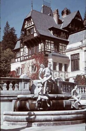 Sinaia: Schloss Peles, Brunnen und Fachwerkbau