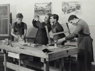 Werkunterricht (Holzbearbeitung) in einer Schule
