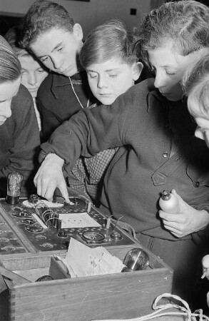 Zentralhaus der Jungen Pioniere : Jungen mit einem Steckpult