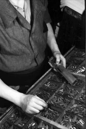 Internationale Handwerksschau Berlin Mai-Juli 1938: Buchdrucker: Setzer mit Winkelhaken