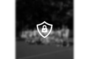 Tennis- und Hockey-Club Blau-Weiß e. V.: Kurpark: Tennisplatz: Kinder- und Jugendgruppe: dahinter Zaun und Bäume: links Vereinsheim