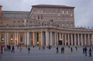 Rom 2006 - Petersplatz mit Papstwohnung : Beleuchteter Petersplatz am frühen Abend, Blick zum Gebäude mit Papstwohnung (oberste Etage). Aufgenommen in Rom 2006