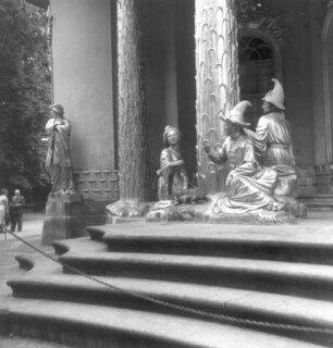 Potsdam, Park Sanssouci. Chinesisches Teehaus (1754-1756; J. G. Büring). NW-Vorhalle (Teilansicht) mit Statue Kapellmeister und Gruppe teekochender Chinesen (1755/1756; G. Heymüller)