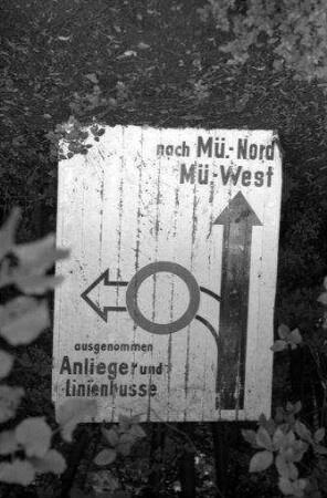 München: Umleitungsschild im Gebüsch des Englischen Gartens