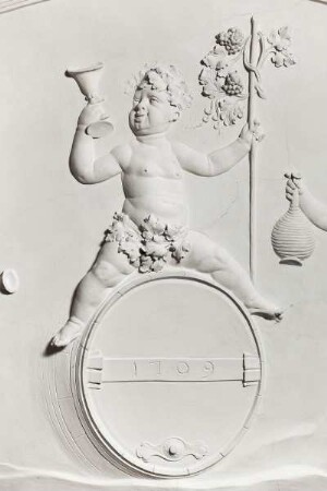 Decke der Apsis des Blaugoldenen Saals — Putto auf einem Weinfass