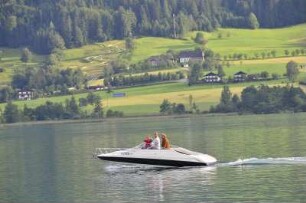 Sankt Wolfgang - Wolfgangsee : Auf dem Wolfgangsee dürfen nur schadstoffarme Elektroboote fahren. Aufgenommen in Sankt Wolfgang 2008