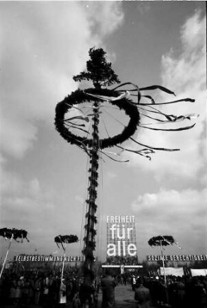 Berlin: Maibaum und Transparent