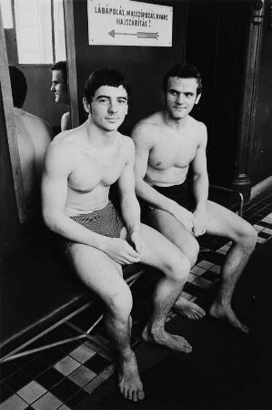 Zwei junge Männer in einem Schwimmbad