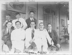 Bern. Acht Kommilitonen des Sommersemesters 1921 (wohl für Veterinärmedizin), vielleicht in der Universität aufgenommen