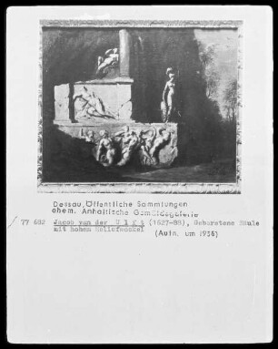 Geborstene Säule mit hohem Reliefsockel