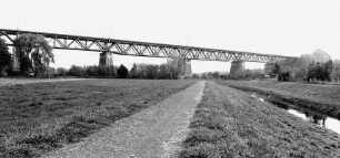 Niddatalbrücke der Eisenbahnstrecke Friedberg-Heldenbergen/Windecken; Niddatal, Eisenbahn, Nidda (n.fl.Gew.II), Lochgartenweg, K 241, Im Erlen, Bönstädter Straße (K 241)