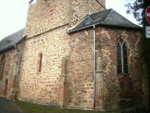 Kirche von Südosten über Chor (Maßwerkfenster) und Kirchturmbasis