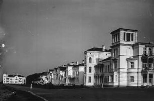 Villa "Großfürstin Marie" und Haus "Bischofsstab" : Strandpromenade. Blick vom Kurplatz gegen Logierhäuser, vorn Villa "Großfürstin Marie", im Hintergrund Haus "Bischofsstab"
