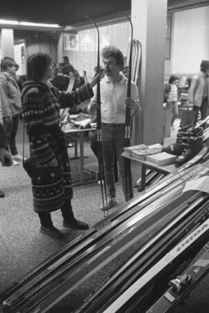 Turngau Karlsruhe des Badischen Turnerbundes. Skimarkt in der Aula des Schulzentrums Neureut