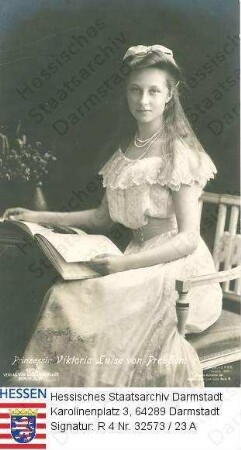 Viktoria Luise Herzogin v. Braunschweig geb. Prinzessin v. Preußen (1892-1980) / Porträt, auf Stuhl vor aufgeschlagenem Buch sitzend, Ganzfigur