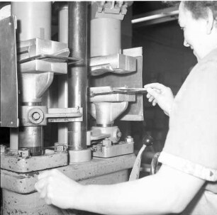 Roßwein. VEB Terra-Schuhfabrik. Schuhproduktion. Technische Neuerungen. Arbeiterin beim Bedienen einer Maschine (wohl zum Bearbeiten von Schuhsohlen)