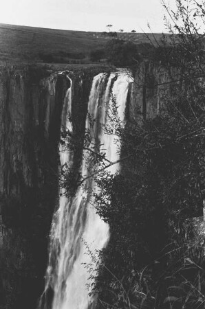 Wasserfall : Hoher Wasserfall an einer Felswand