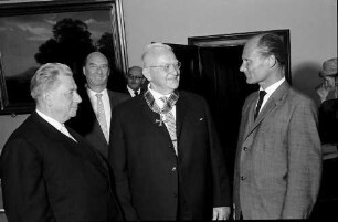 Freiburg: Regierungspräsidium; Bundesverdienstkreuz für Georg Menges; stehend: Dichtel, Menges, Oberbürgermeister Dr. Keidel