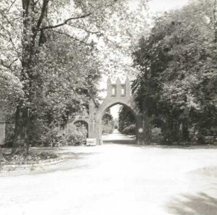Cottbus-Spremberger Vorstadt. Südfriedhof (Zentralfriedhof, 1899-1904 angelegt). Toranlage. Ansicht von Südwest