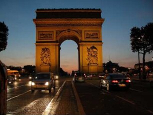 Arc de Triomphe und Champs Elysees, abends