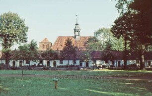 Gottesbuden, dahinter Schloßkirche