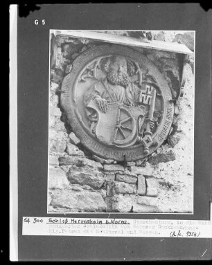 Eingemauerter Schlussstein mit Heiligem Petrus und Wappen
